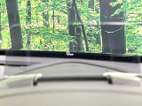 【ヘッドアップディスプレイ】現在の速度や走行情報をデジタル表示で運転席前方のガラスに投影!運転中、目線をずらさず必要な情報を確認できるのでとっても便利で安心!