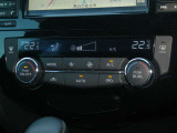 快適装備のオートエアコン装備しております。風向きや風量などを自動設定してくれるので、ドライブも快適です♪