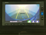 バックでの車庫入れも安心です! リアカメラが付いているバックモニター付のナビを装備しております。操作線もついており距離感も画面から確認できます。
