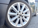 ●純正17インチアルミホイール:輸入車ならではの卓越した走りを支えるホイールと足回りです!日本車の走りに慣れている方にもぜひ体感して頂きたいほど、高いレベルでまとまっています!