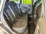 後部座席も気になるようなキズ・汚れやへたり等、大きなダメージはなく、良好な状態です。