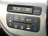 【オートエアコン】一度お好みの温度に設定すれば、車内の温度を検知し風量や温度を自動で調整。暑い&hellip;寒い&hellip;と何度もスイッチ操作をする必要はありません。快適な車内空間には必須の機能ですね♪