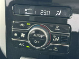 ★エアコンパネル★温度設定で操作ができるオートエアコンが装備されています!