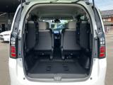 リア席を倒せば広々とした空間の出来上がり、荷物がたくさん載せられますよ。