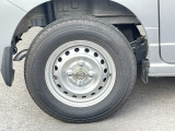リアタイヤの写真です。スチールホイール仕様になっています。