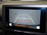 後方の見える安心をお届けするバックガイドモニター付:バックするときのアシストラインもあって楽々バック!車庫入れや縦列駐車をサポートし、苦手な駐車も安心です!今やもう手放せない装備ですネ♪