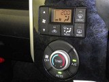 オートエアコン付きなので一度、気温を設定すれば自動的に過ごし易い温度に調整してくれますよ。 車内をいつでも快適空間にしてくれます。