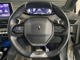 プジョーのステアリグは小口径でi-cockpitが見やすく上下が平行になっているのが特徴です。パドルシフトも付いています。