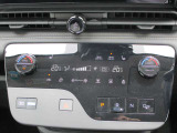 オートエアコンです。簡単な操作で室内を快適な温度になりますので夏場や冬場でも快適なドライブが楽しめます。