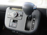 インパネシフトの横には、素早く自分好みの室温調整が出来る便利なオートエアコンも装備されています。