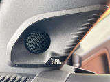 【JBLサウンドシステム】メーカーオプションの高品位サウンドシステムを搭載。専用のチューニングが施された大小様々なスピーカーから良質なサウンドが奏でられ、臨場感あふれる音響空間を演出します。