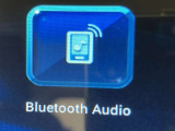 Bluetoothオーディオ対応可。お持ちのスマホやiPodなどとBluetooth接続して外部機器内の音楽などを車内で楽しめます。