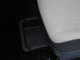助手席の下にシートアンダートレイ。ちょっとした小物を入れるのに便利です。
