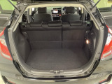 ラゲッジも広く使いやすいトランクは、開口部も広く荷物の積み下ろしもしやすいお車となっております。リアシートの背もたれは6:4の割合で分割して可倒できるので、長いお荷物などを載せることもできます。