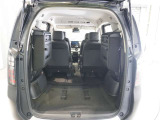【ラゲッジスペース】サードシートをはね上げれば、広い荷室が出現。高さのある荷物も収まります。