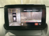 狭い場所での駐車やすれ違いなどでより的確な運転操作に役立つ360&deg;ビューモニターが装備されています。