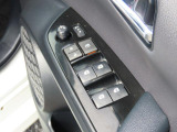 パワーウィンドウは運転席のスイッチのみオート機能も装備!お子様が一緒の時も安心のウィンドウロック付き♪更にドアミラーは電動式の角度調整&格納機能付きなので狭い所で大活躍!