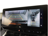 パノラミックビューモニター装備!トップビュー&フロントビュー・車両に取り付けたフロントとサイドとバックのカメラ映像を合成して画面上に表示させることで、低速時の運転を補助する装置です。