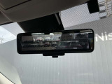 後席の同乗者・荷物などで遮られがちな後方視界をスマートルームミラーで確保!車両後方カメラ映像をルームミラーに映し出すことができます☆