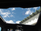 ガラスルーフです。開閉はしませんがオープンカーのような開放感のあるドライブを楽しめます。日差しをさえぎるシェードつきです。