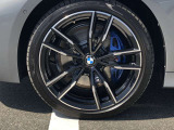 BMW純正19インチホイール。洗練されたデザインで、足元の個性を引き立てます。