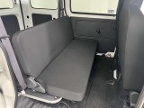 【足元広々】後席も足元広々でお子様も乗りやすいです。フロアマットもきれいです。