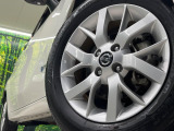 【純正15インチアルミホイール】外観にマッチした純正アルミホイールを装着しております。各種社外アルミホイールや、スタッドレスタイヤも取扱いしております。是非ご相談ください♪