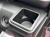 運転席ハンドルの右側にもドリンクホルダーがございます!お飲み物だけではなく、携帯電話なども置けますね♪