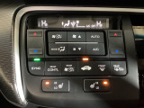 オートエアコンは左右席で独立温度コントロールが可能です。運転席はキンキンに冷やして助手席はマイルドにと言った設定が可能です☆暑さ寒さでケンカすることもなくなりますね♪