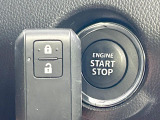 【キーレススタートシステム】カバンやポケットに入れたままでもドアの施錠・解錠が可能なスマートキーを装備。エンジンのオン・オフ時もカギを取り出す必要が無いからとっても便利です♪