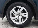 純正アルミホイールは精度が高く、走行の安定性が優れています。タイヤサイズ195/65R16