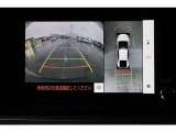 【パノラミックビューモニター】 後退時に車両の後ろ側を表示するだけでなく上から見たような映像で車庫入れなどバックする際に安心です。