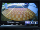 ギヤをRに入れるとナビの画面に後ろの映像が映るリヤカメラ付!後退時の安全確認やコンディションの悪い視界でもカラーバックモニターがドライバーをサポート☆☆☆