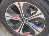 アルミホイール付!鉄ホイールと違って軽いので燃費にも影響してきます。ガソリンの高騰に少しは貢献します!