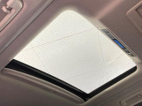 【サンルーフ】開放感たっぷりの希少装備、サンルーフが装着されています!車内に明かりを取り入れたり景色を楽しむ以外にも、車内の空気も簡単に換気できて快適です!