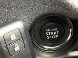 【キーレススタートシステム】カバンやポケットに入れたままでもドアの施錠・解錠が可能なスマートキーを装備。エンジンのオン・オフ時もカギを取り出す必要が無いからとっても便利です♪