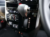 CVT(無段変速)のオートマチックです。フロアシフトがとても使い易いです。また高燃費に貢献するのもこのオートマチックです(*^_^*)