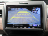 バックカメラの画像です。ガイドラインがスムースな車庫入れをサポートいたします。車庫入れの安心感がアップしますね。