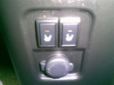 運転席・助手席にはシートヒーターが付いております!寒い冬でも快適にドライブできますね♪(^▽^)
