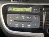 【オートエアコン】一度お好みの温度に設定すれば、車内の温度を検知し風量や温度を自動で調整。暑い&hellip;寒い&hellip;と何度もスイッチ操作をする必要はありません。快適な車内空間には必須の機能ですね♪