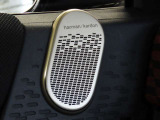 ハーマンカードンHiFiラウドスピーカーシステムが採用されております。