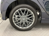 タイヤは【純正アルミホイール】でスタイリッシュ