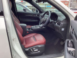 運転席はまっすぐな姿勢でシートに座り、足を自然に伸ばして操作できる位置各ペダルを配するという理想的なレイアウトを実現しています!ぜひMAZDAのドライビングポジションをご体感ください。