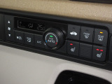 エアコンはオートエアコンでお好みの温度調整が出来、オールシーズン快適にドライブできます!さらに、運転席&助手席シートヒーターが付いてます。2段階に温度設定が可能です。
