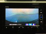 ギヤをR(バック)に入れるとナビの画面に後ろの映像が映るリアカメラ付です。後退時、コンディションが悪い視界でもカラーバックモニターがドライバーをサポートします。