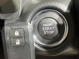 【キーレススタートシステム】カバンやポケットに入れたままでもドアの施錠・解錠が可能なスマートキーを装備。エンジンのオン・オフ時もカギを取り出す必要が無いからとっても便利です♪
