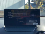 【マツダコネクト】  オーディオ操作、車両装備、ナビ案内など、統合的にモニターできる見やすいサイズのディスプレイです。