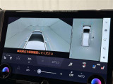 パノラミックビューモニターを装備。駐車場や交差点でクルマを真上から見るように周囲を確認できます。機能の詳細は販売店スタッフまでおたずねください。