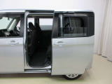 両側パワースライドドア付きだから、狭い駐車スペースなどでの 乗り降りラクラク!小さなお子さまのいるご家庭には嬉しい装備。