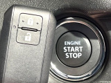 【キーレススタートシステム】カバンやポケットに入れたままでもドアの施錠・解錠が可能なスマートキーを装備。エンジンのオン・オフ時もカギを取り出す必要が無いからとっても便利です♪